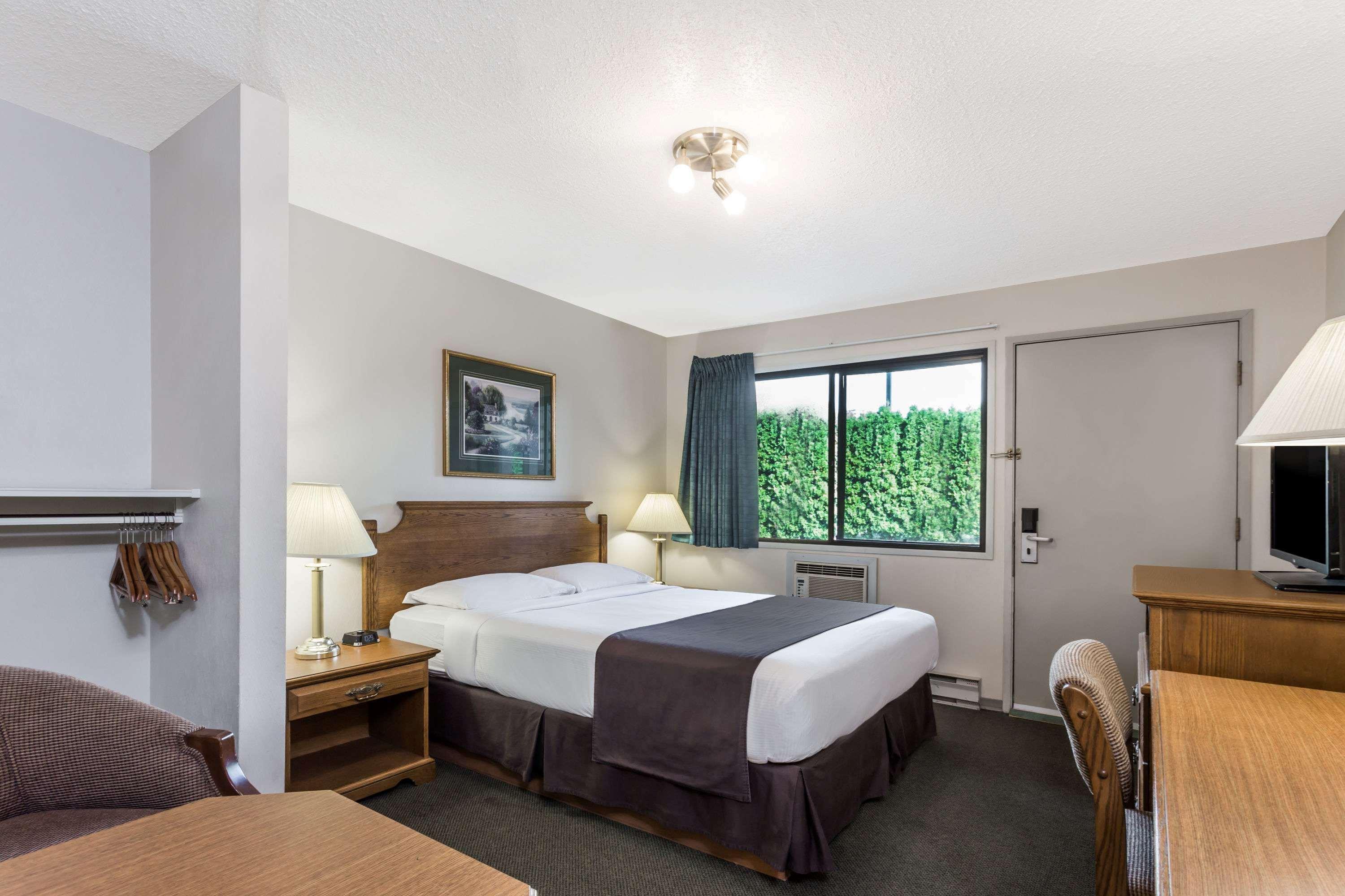 Super 8 By Wyndham Kelowna Bc Kültér fotó