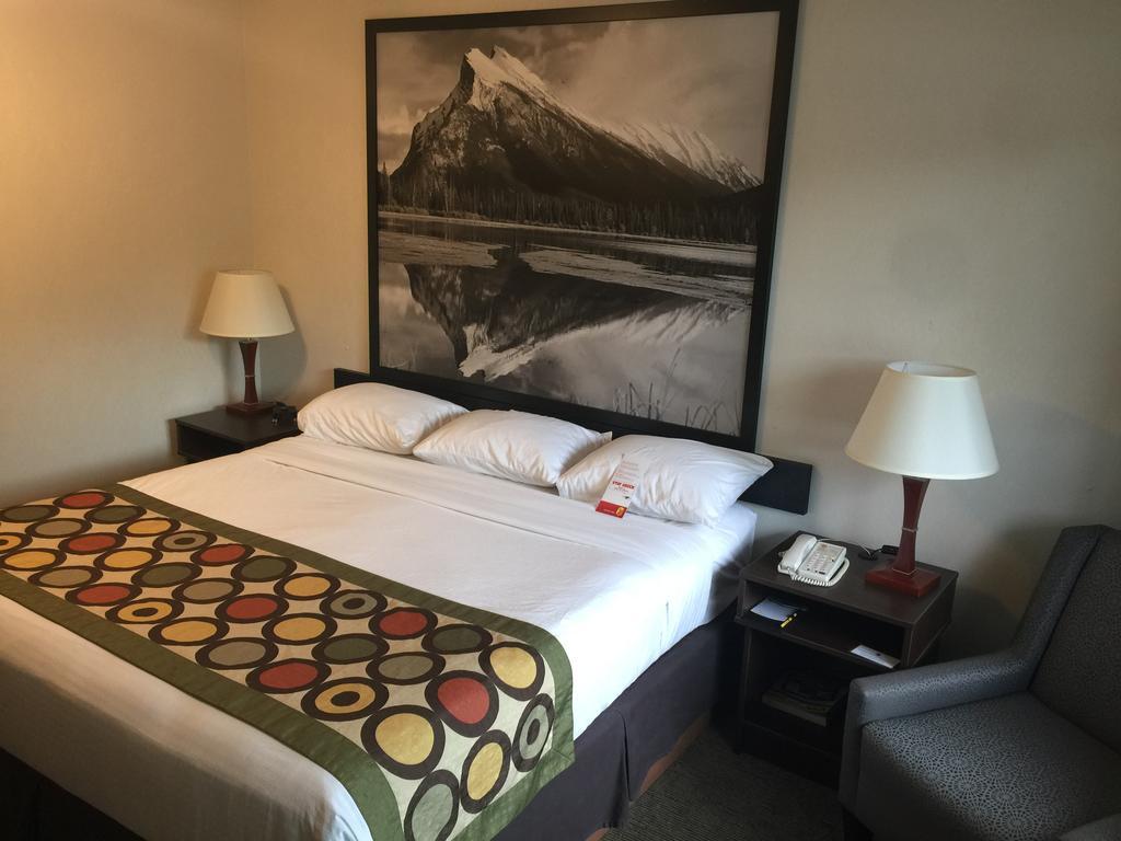 Super 8 By Wyndham Kelowna Bc Kültér fotó